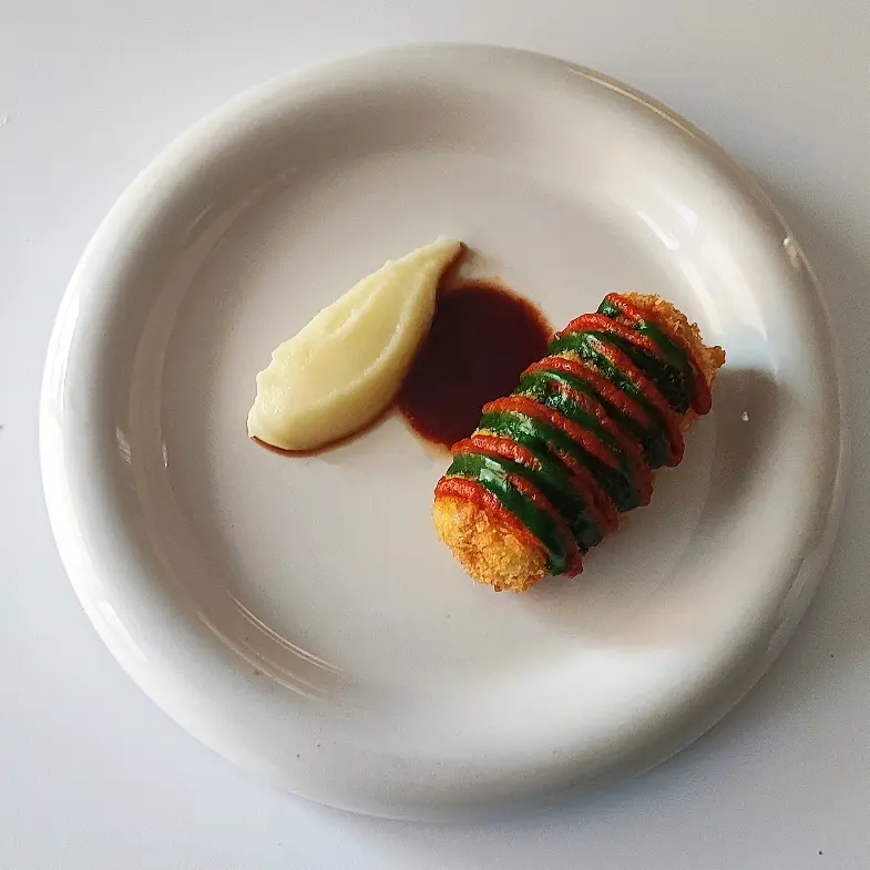 creation thumb for Chicken roll, spinach and sun-dried tomato sauce