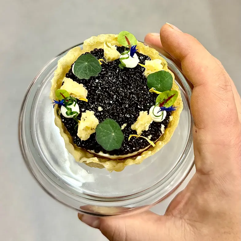 creation thumb for Buñuelo-Tartelette mit Rindertatar, Crème Fraîche & Kaviar