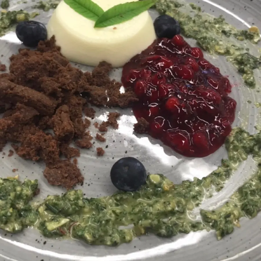 creation thumb for Panna Cotta von der Zitronenverbene | Johannisbeeren | Schokoladencrumble | Minzpesto 