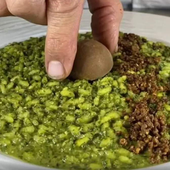 creation thumb for Risotto de albahaca, helado de ajo negro y crumble