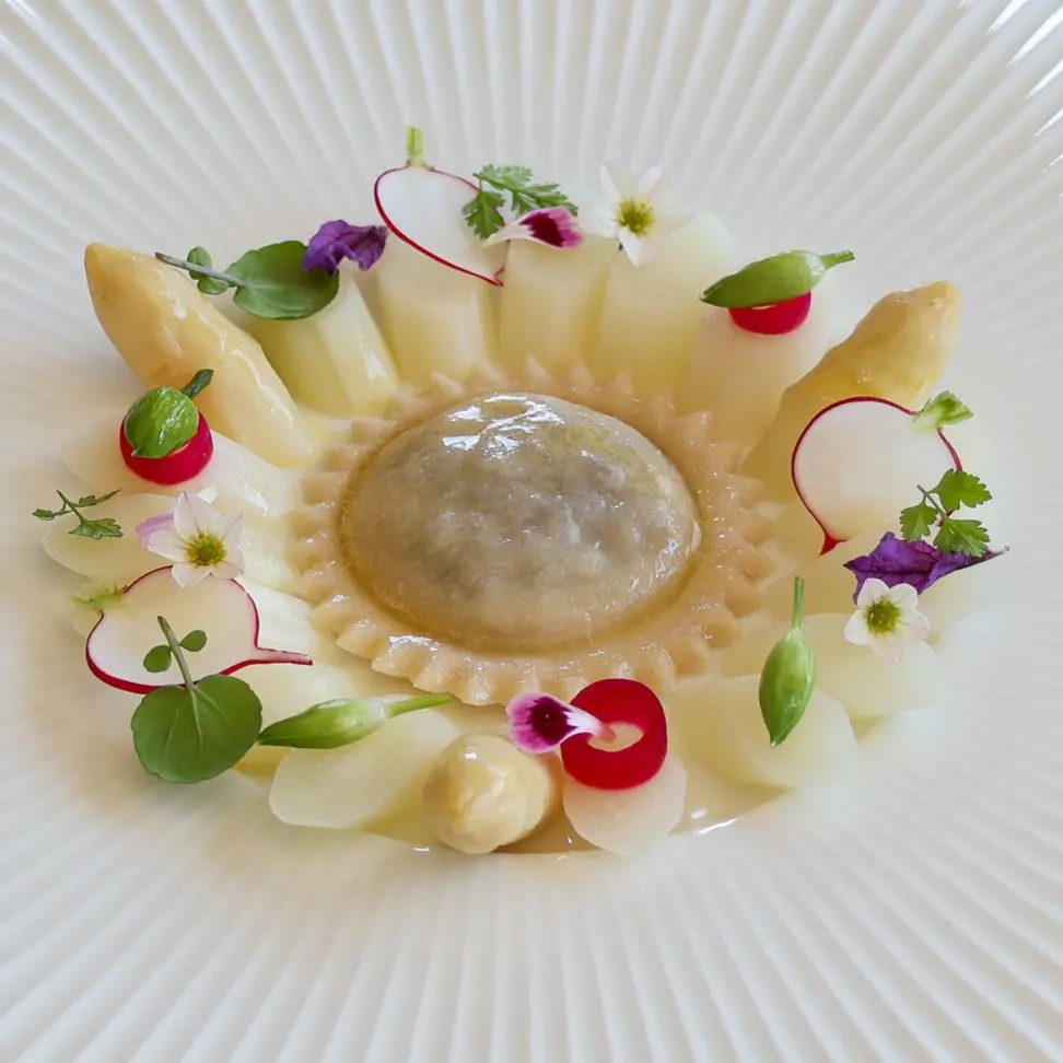 creation thumb for Ravioli / braised veal cheeks / white asparagus