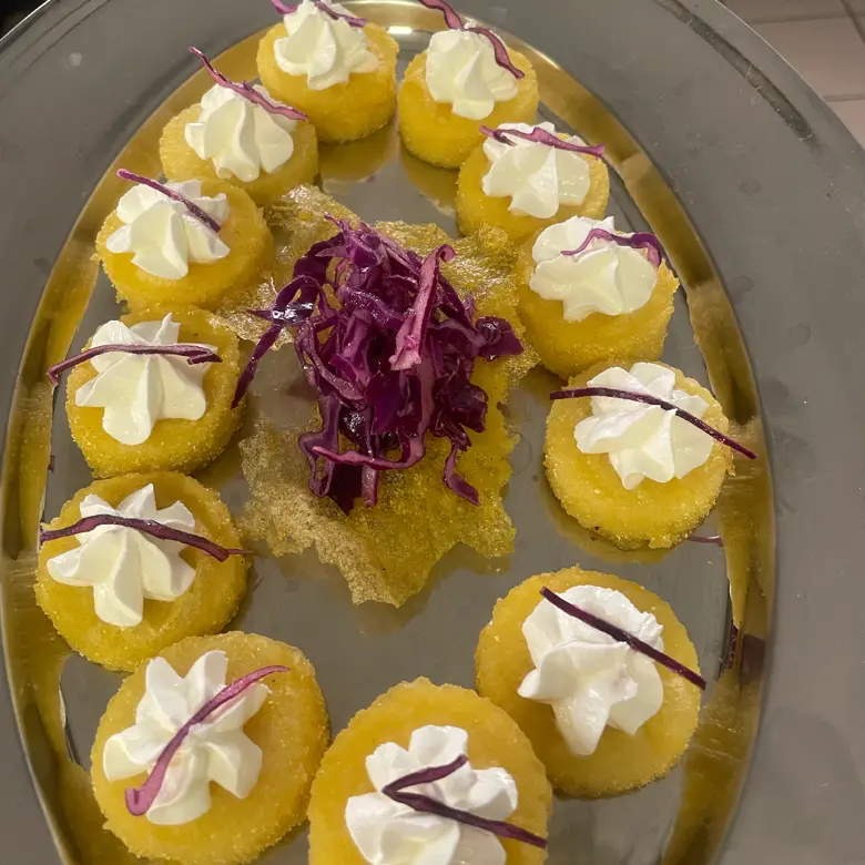 creation thumb for Antipasto polenta con formaggio e cappuccio viola 