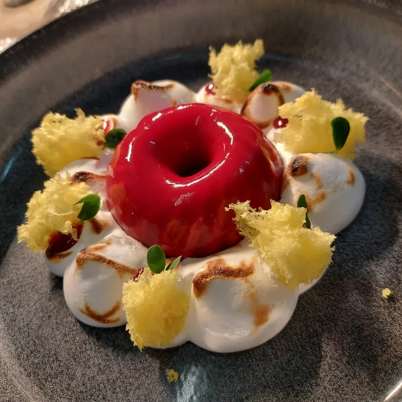 creation thumb for Panna cotta, glassa al lampone e meringa italiana flambé