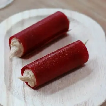 creation thumb for Crispy Beetroot cilinder with smoked mackerel cream 