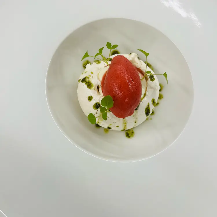 creation thumb for Pavlova / Erdbeeren / Basilikum 