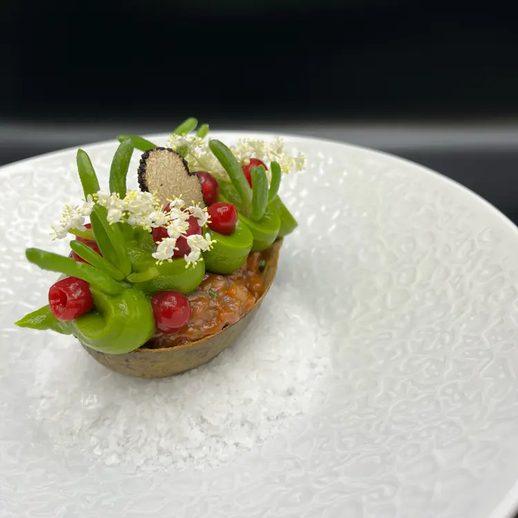 creation thumb for Tatàre di Manzo con Crema di Avocado e Ribes