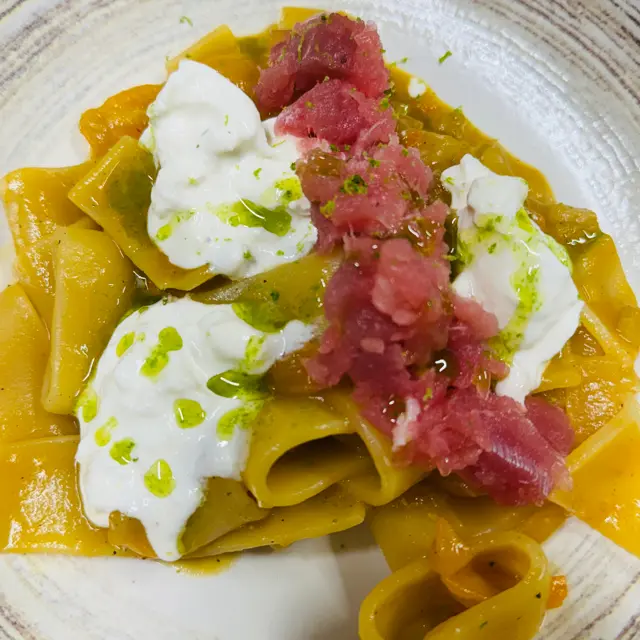 creation thumb for Mezzo pacari pomodori gialli buratta e tonno