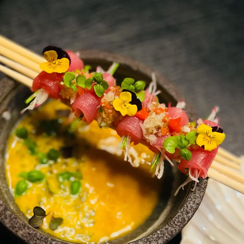 creation thumb for Thunfisch-Tiradito, geräucherte Zitronengras-Salsa, Passionsfrucht-Srirac