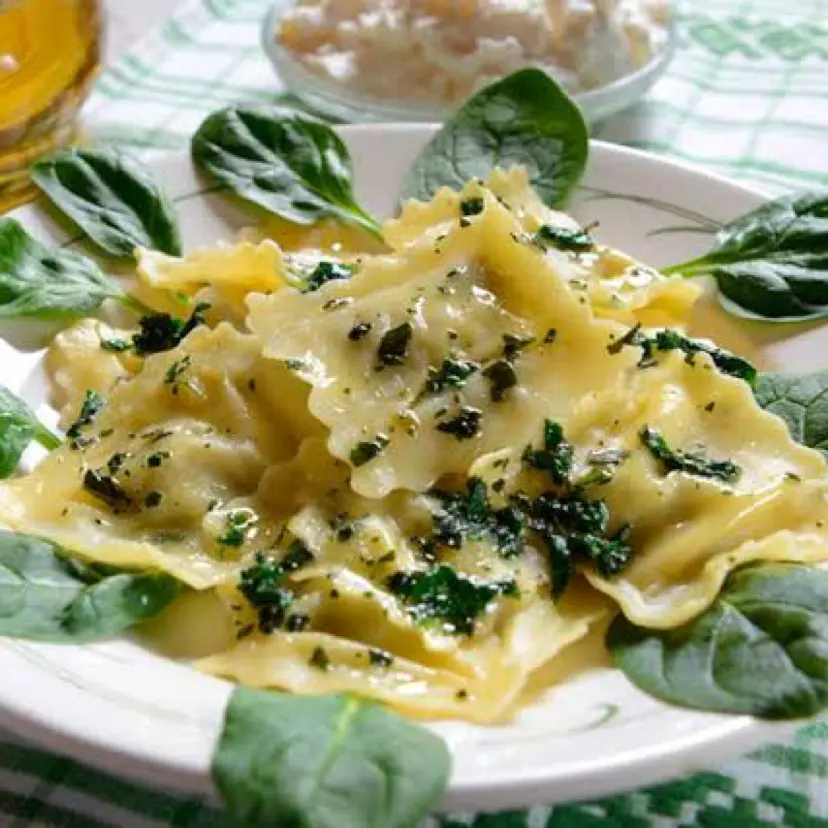 creation thumb for Ravioli di spinaci e pollo con salsa alfredo