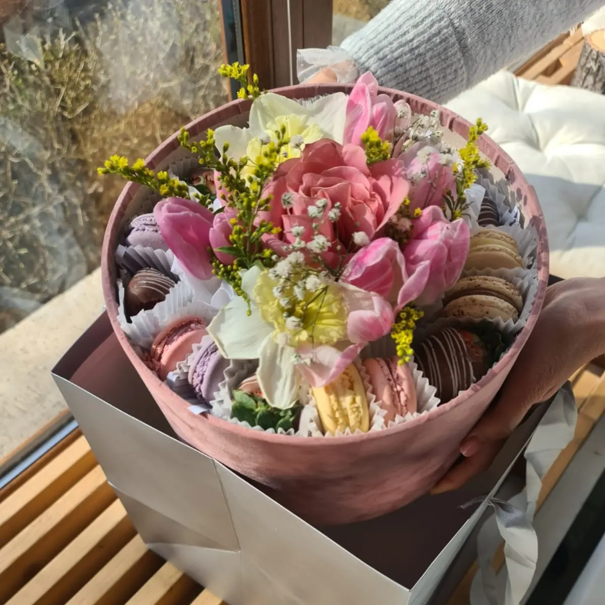 creation thumb for Flowers & Macaron for international woman's day