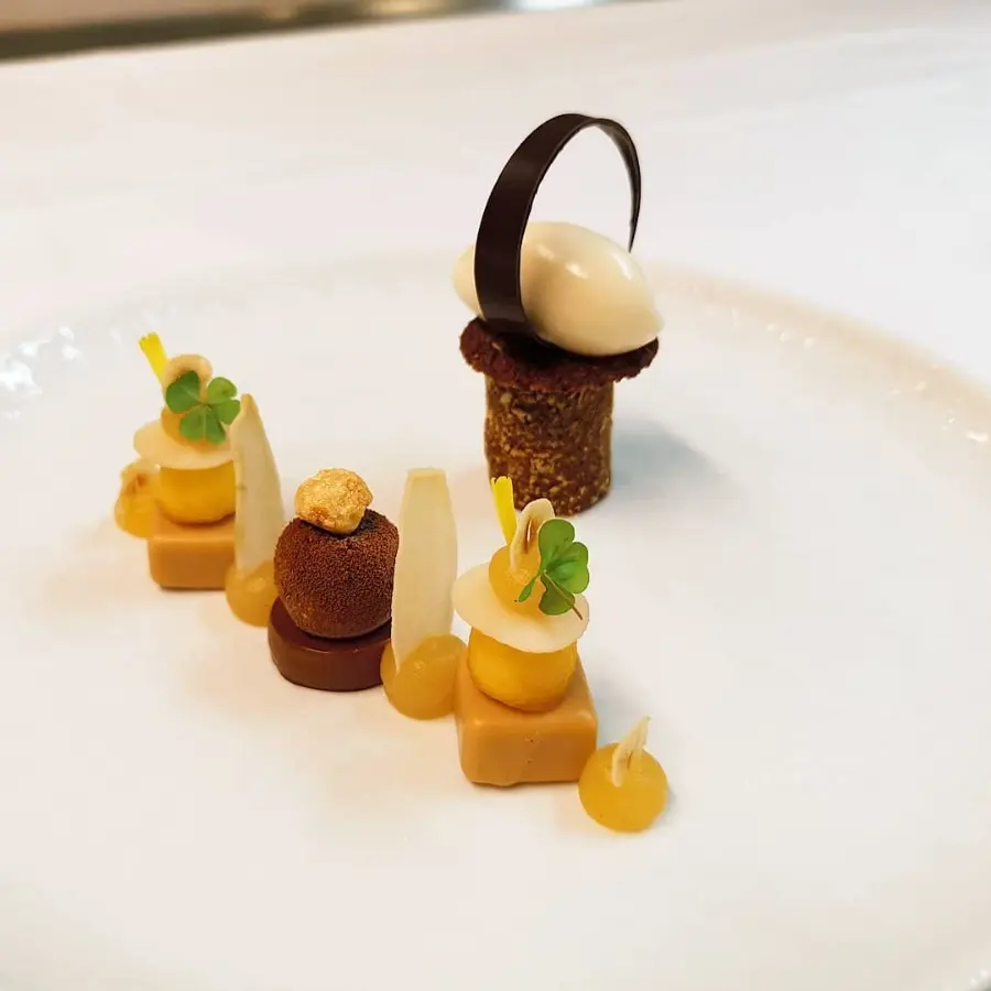 creation thumb for Topinambur l Valrhona Dulcey&Caraibe l Haselnuss l Calvadosapfel l Sauerklee