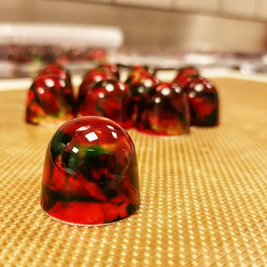 creation thumb for Neue Praline mit Pistazie und Kirsche 🍒