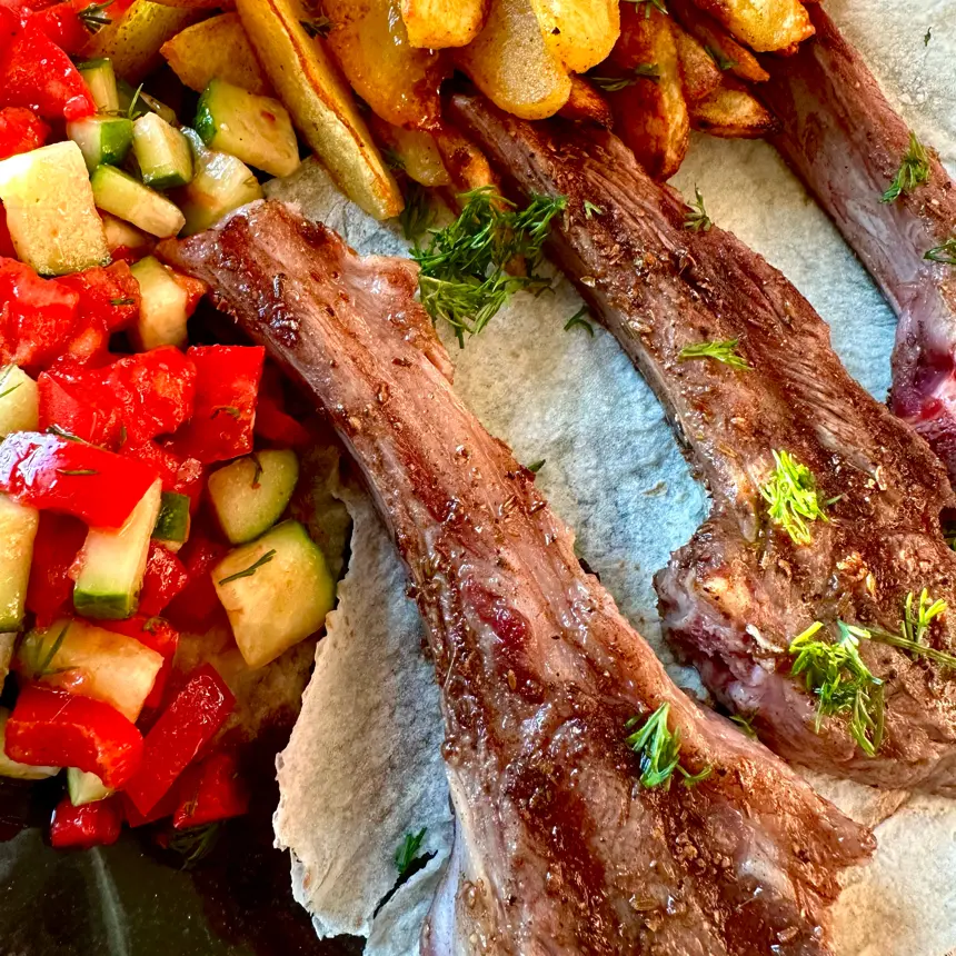 creation thumb for Carré di agnello piccante alla griglia con spicchi di patate e verdure