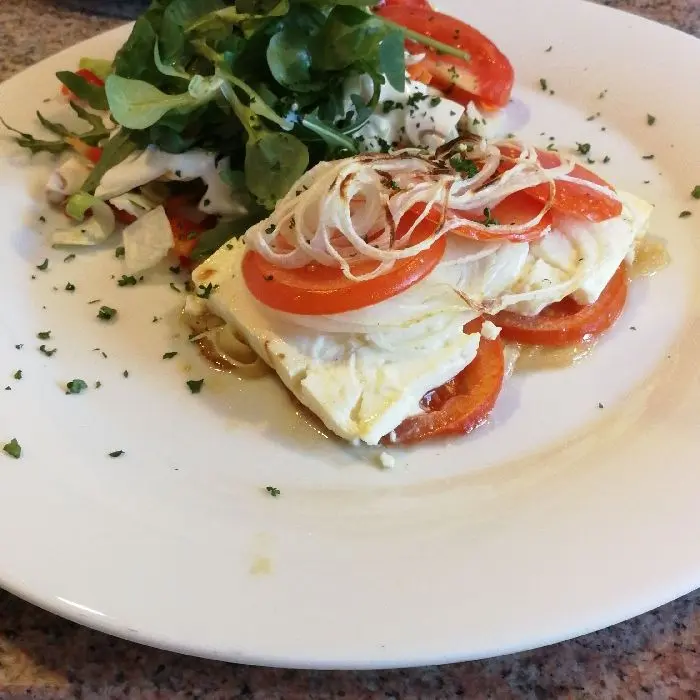 creation thumb for Gebackener Fetakäse auf Tomaten- Zwiebeln Gemüse, Oliven blau und grün👨‍🍳