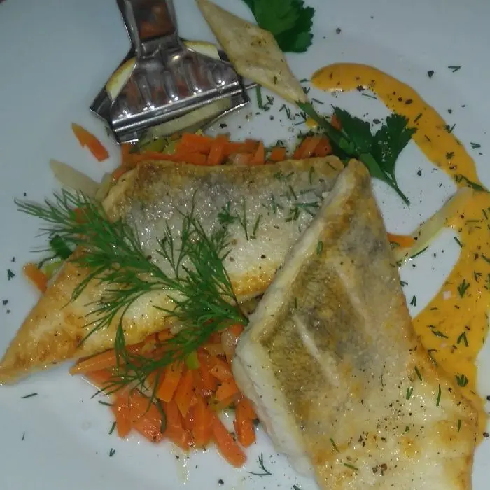 creation thumb for Auf der Haut gebratene Zanderfilet auf glasierte Möhren, hummersauce
