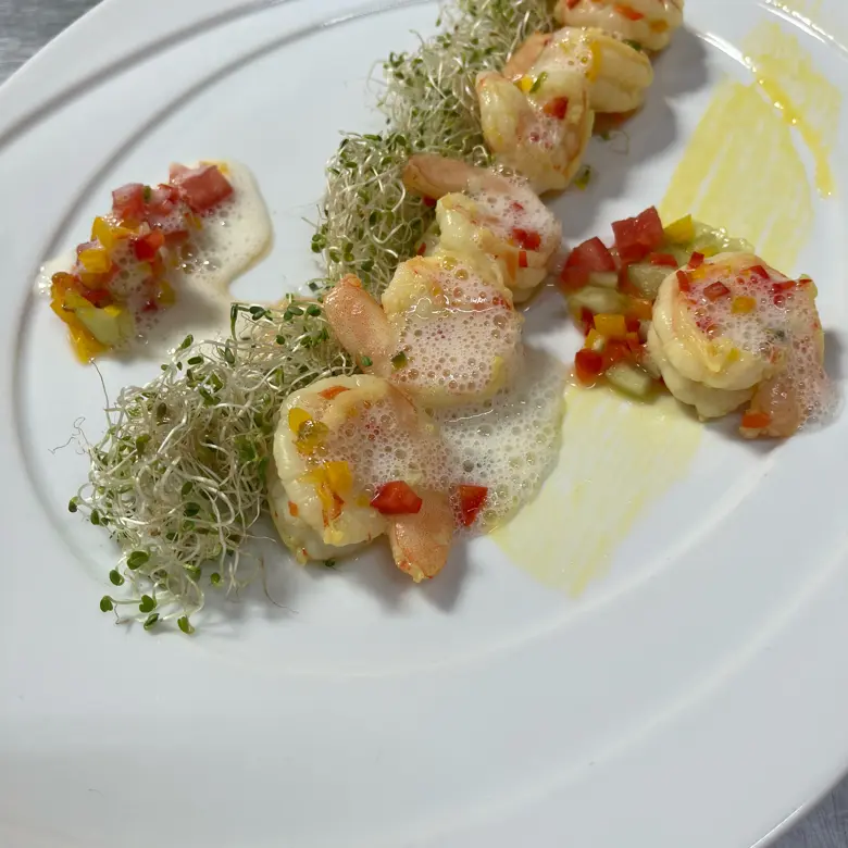 creation thumb for Ceviche de camarones con coulis de mango y brotes de trébol 