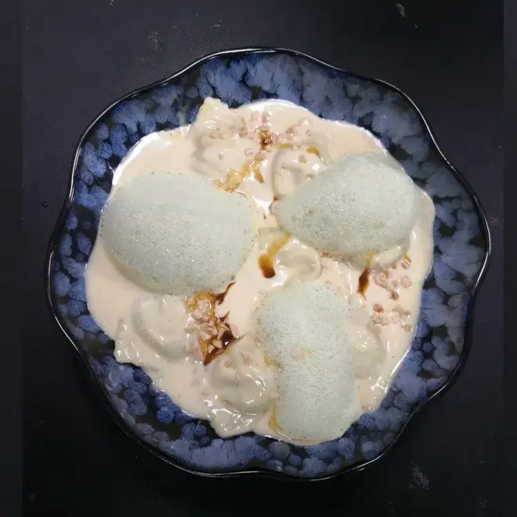 creation thumb for Lobster-Ravioli mit cremiger Bisque-Sauce und Kräuterschaum