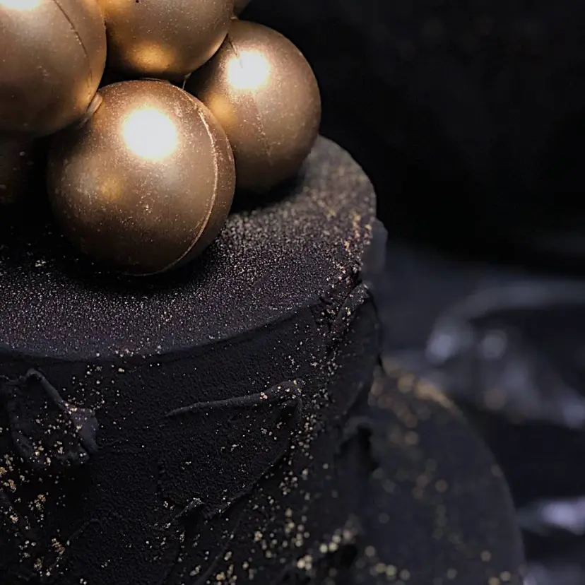 creation thumb for Black&gold cake