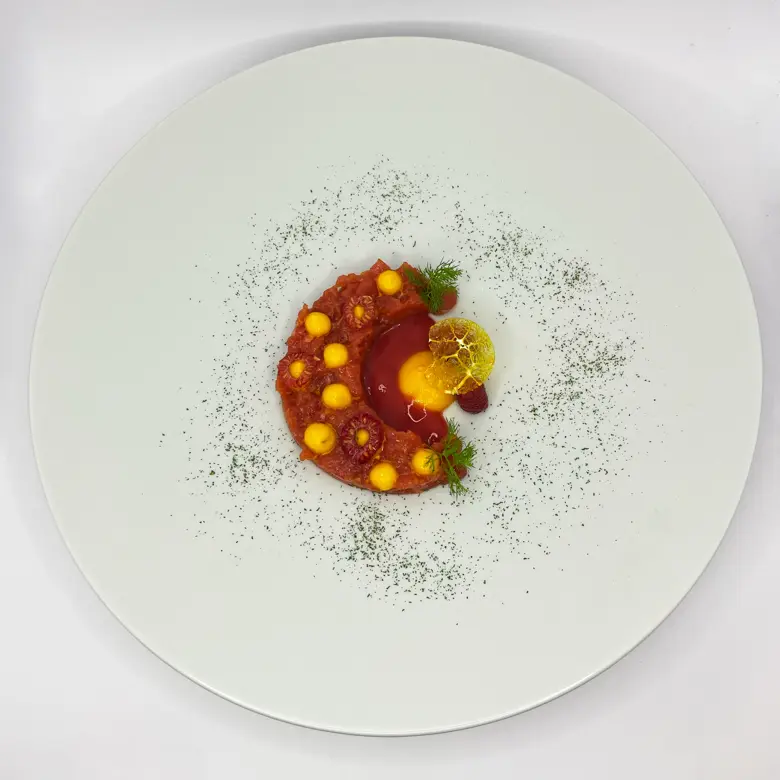 creation thumb for Tartare di manzo con salsa di carote, condimento ai frutti rossi, essiccati o