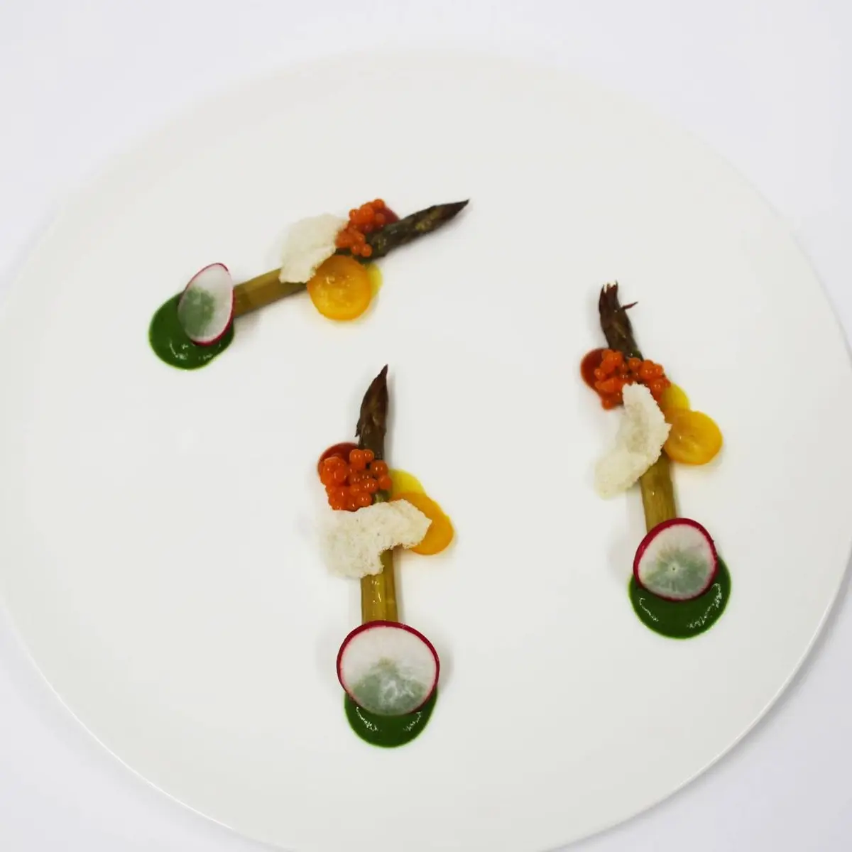 creation thumb for Asparagi in CBT con chips di riso e caviale di pomodoro