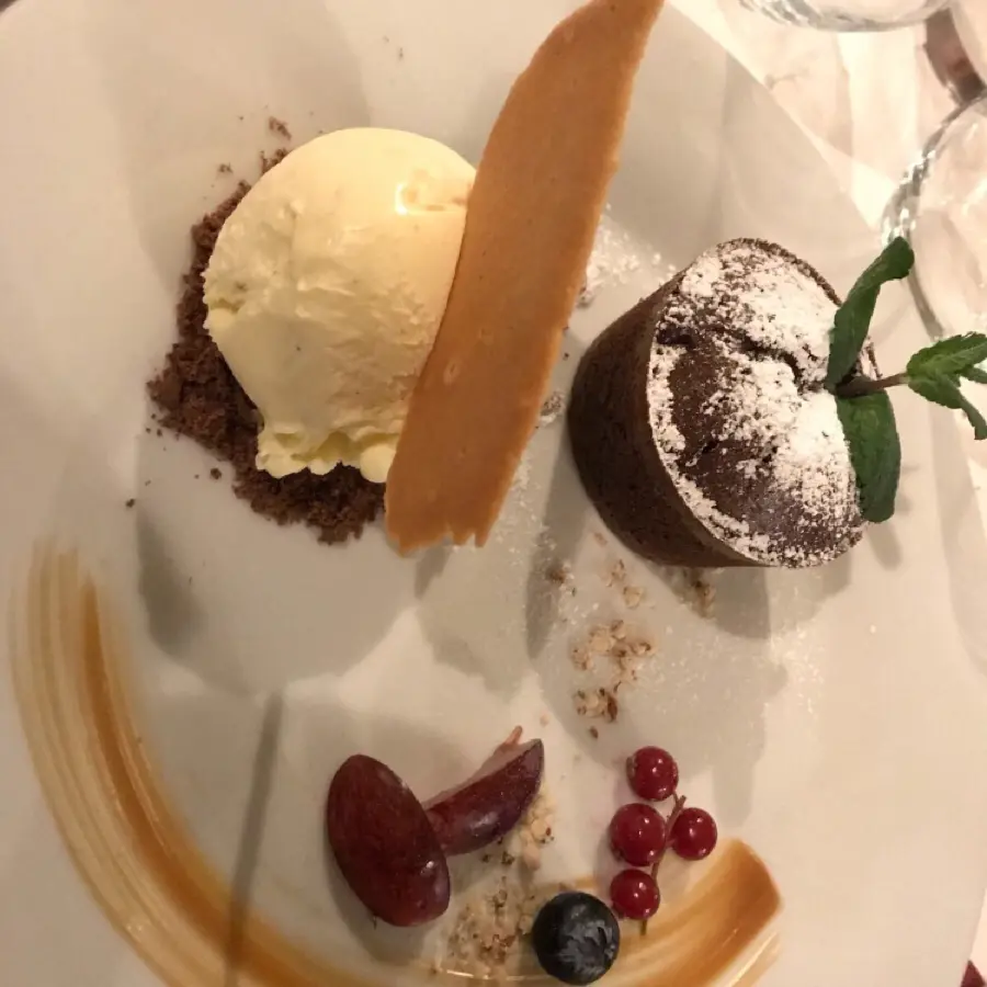 creation thumb for Soufflé con gelato alla vaniglia, crumble di cioccolato, biscotto al pistacchio e zenzero.
