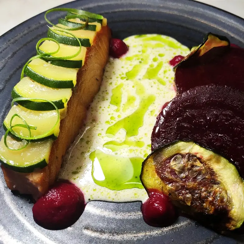 creation thumb for Lachs/gedämpfte Zucchini und Rote-Bete-/Zucchini-Chips