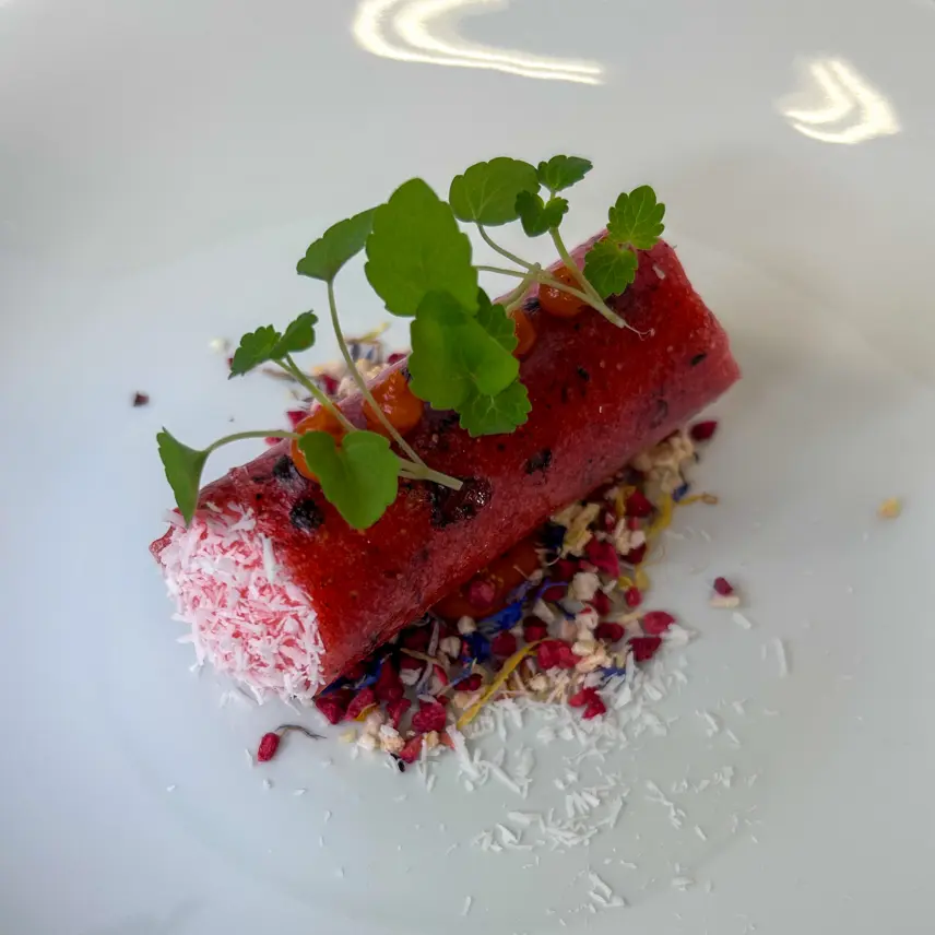 creation thumb for Erdbeer-Cannolo mit Consommé-Schaum