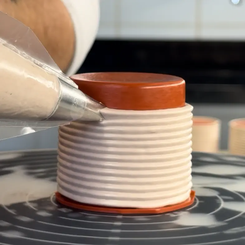 creation thumb for Chocolate Meringue Cylinder