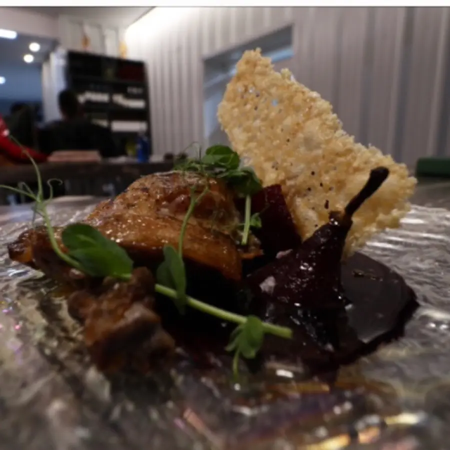 creation thumb for Confit de pato con peras al vino y crujiente de parmesano. 