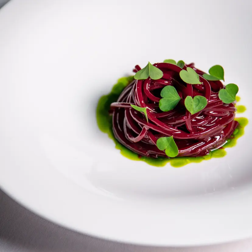 creation thumb for Rote-Bete-Spaghetti, Kerbel-Chlorophyll und saure Butter.