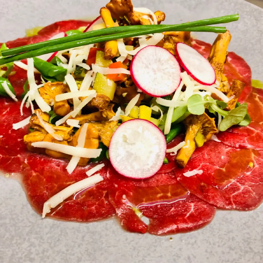 creation thumb for Rindercarpaccio - Vogerlsalat - marinierte Eierschwammerl 