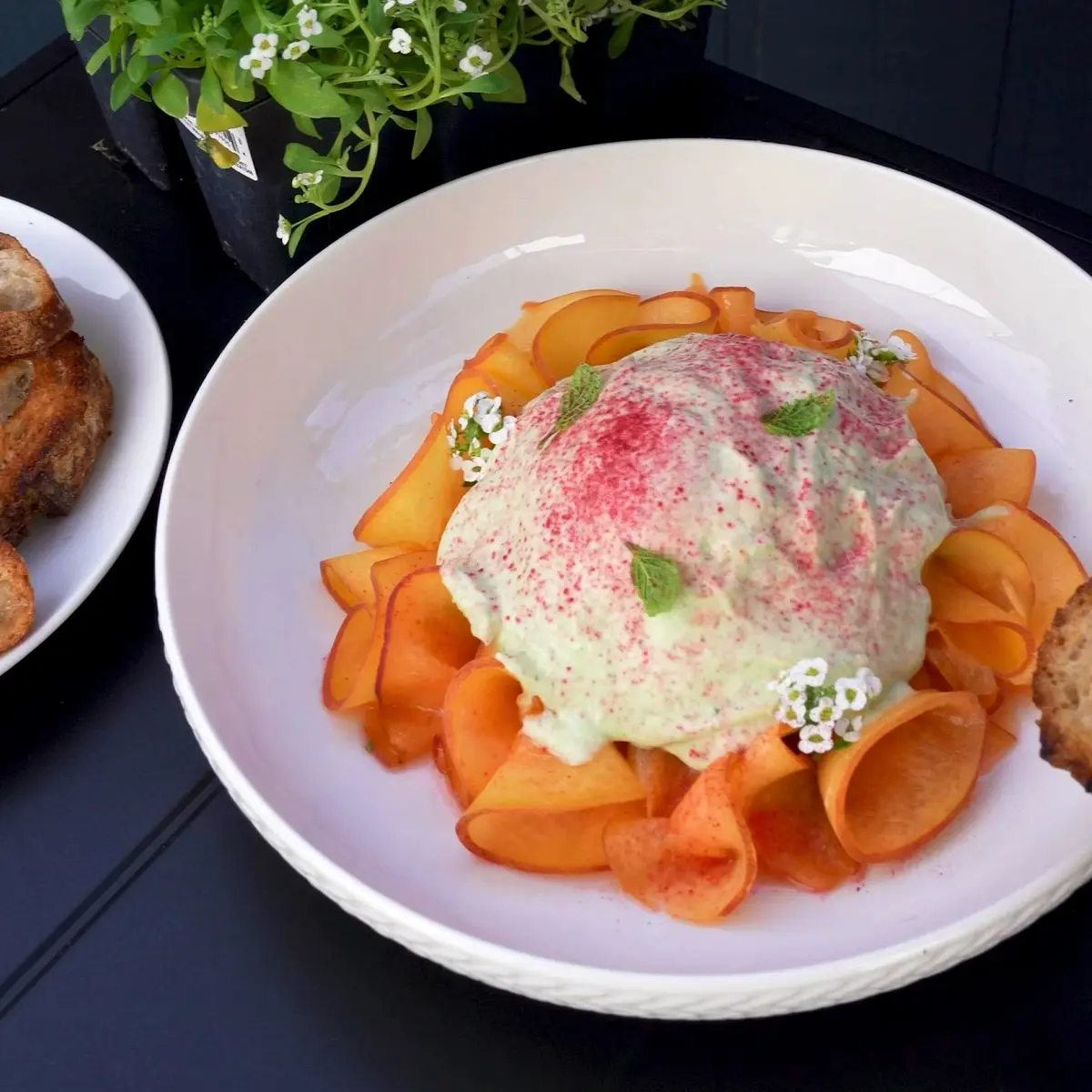 creation thumb for Heirloom-Tomaten- und Pfirsichsalat mit Burrata und Pesto-Schaum