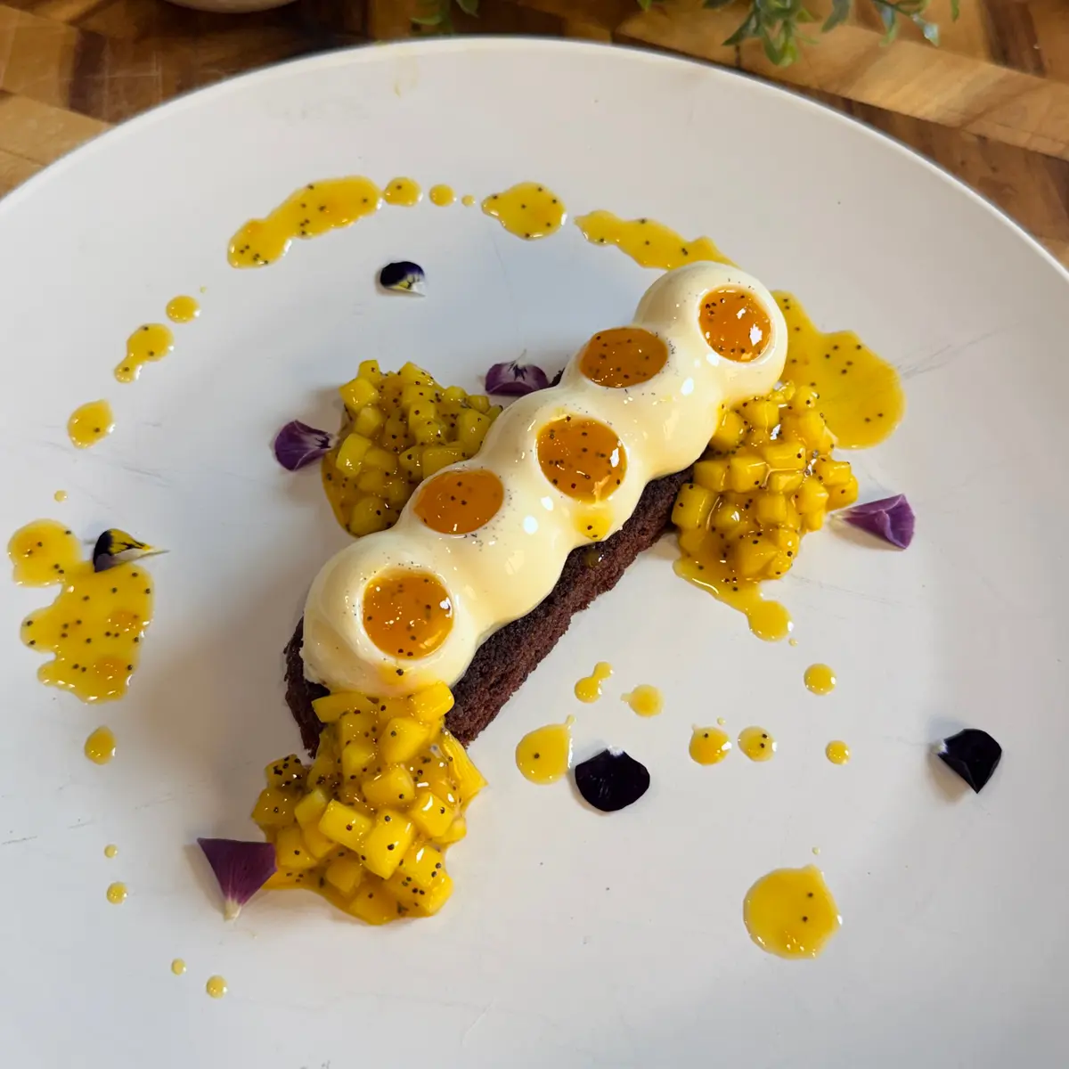 creation thumb for Weiße Schokoladenmousse mit Passionsfrucht-Coulis und Mango