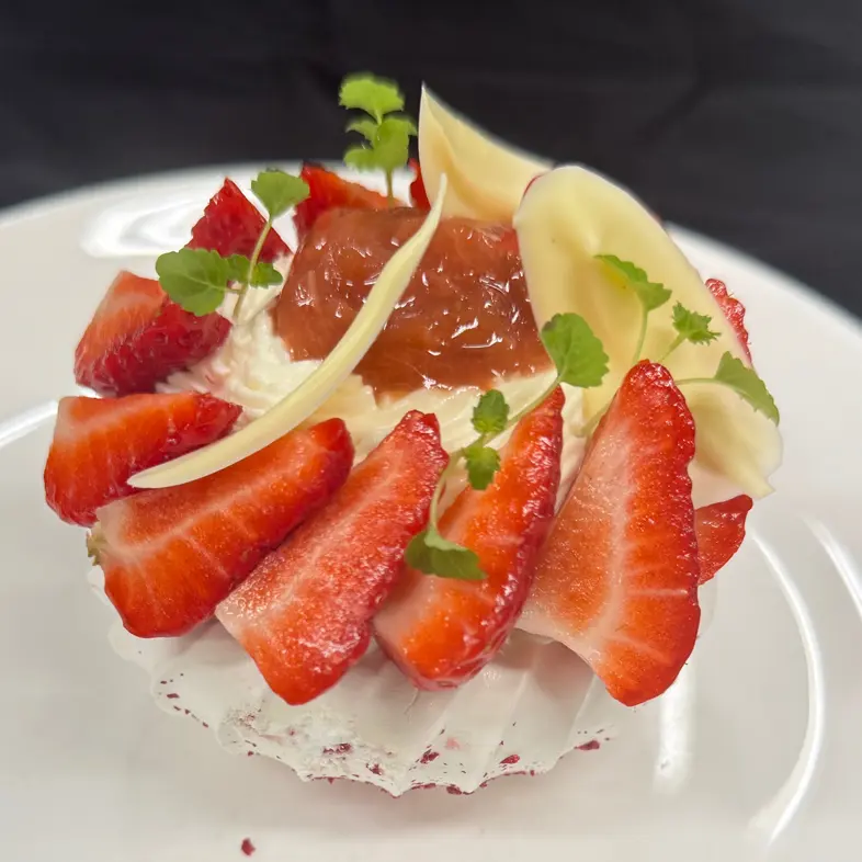 creation thumb for Frühlings Pavlova mit Rhabarber, Erdbeere &  Melisse