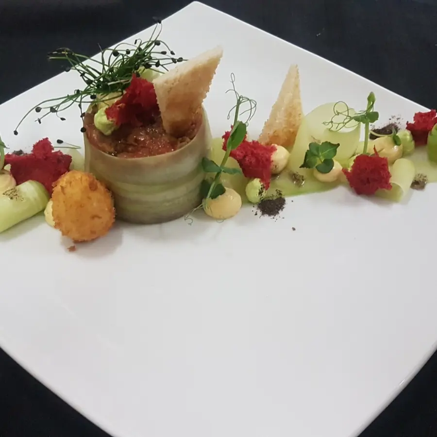 creation thumb for Beef Tartar/ Gin/Gurke/Trüffel/Rote Rübe