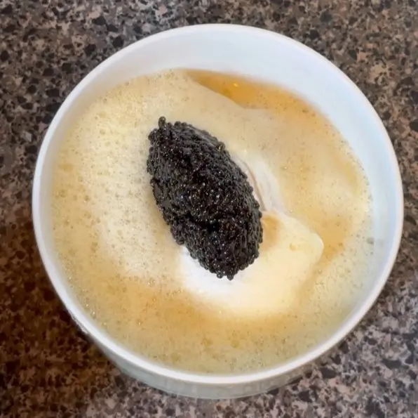creation thumb for Foie Gras-Schaum mit pochiertem Ei und Kaviarquenelle
