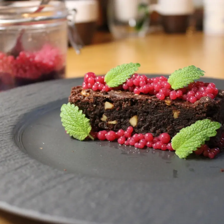 creation thumb for Zartbitter-Brownie mit karamellisierten Walnüssen an Granatapfel-Perlen