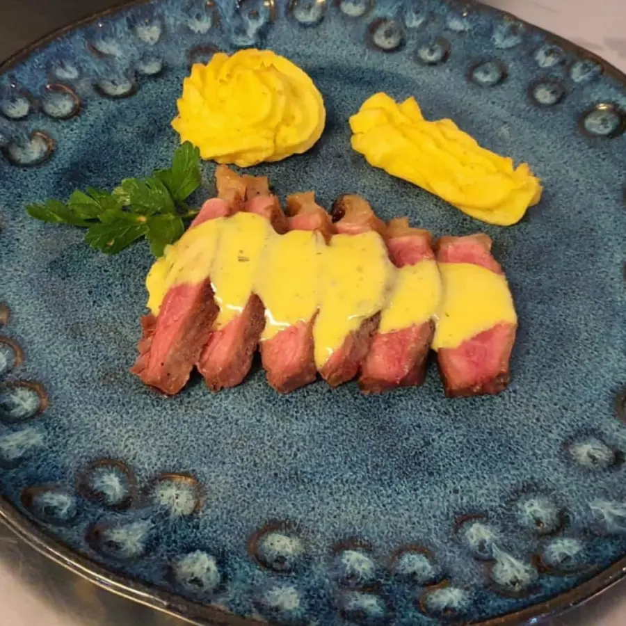 creation thumb for Batata Duchesse com Contra filé ao molho Holandaise 