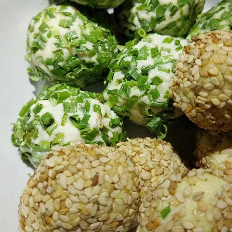 creation thumb for Cashew Cheese balls (vegan)