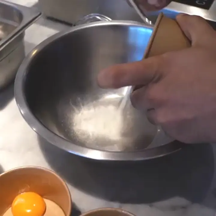 creation thumb for Biscotto alla rosa con gelato al parmigiano