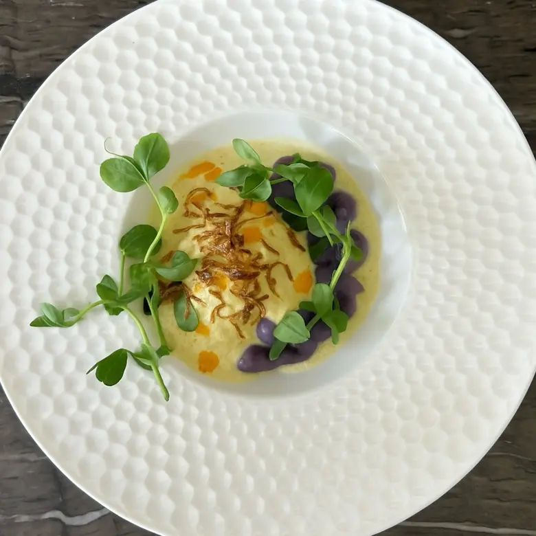creation thumb for Uova in camicia al curry con latte di cocco e purè di igname viola