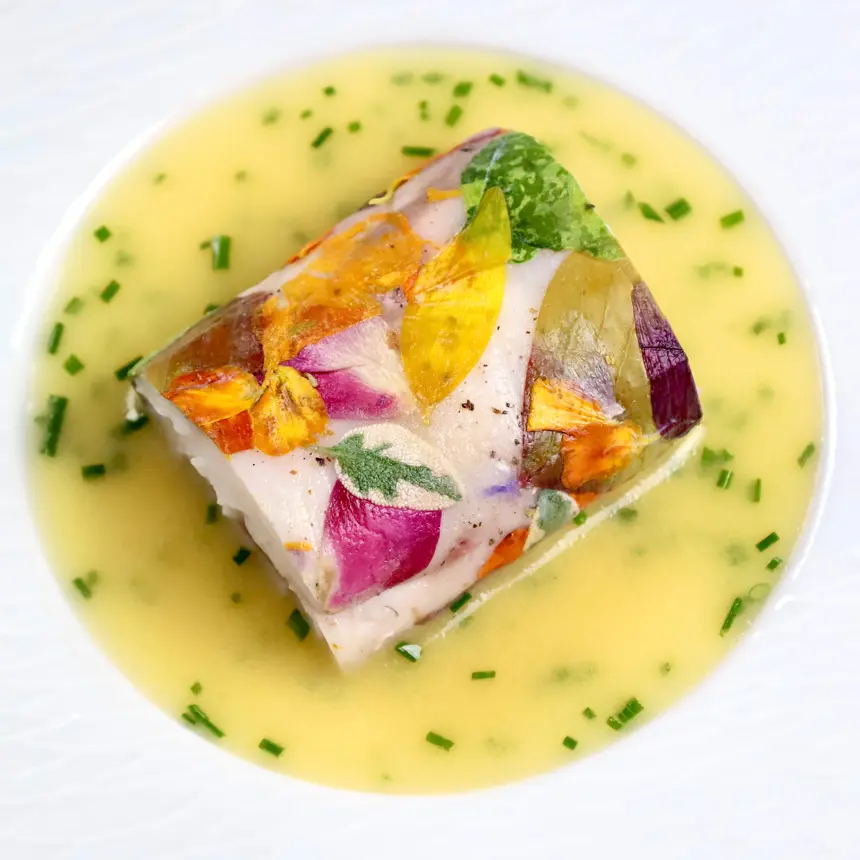 creation thumb for Filetto di pesce serra in fiori commestibili con beurre blanc all'erba cipollina
