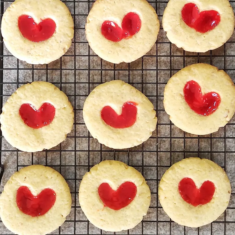 creation thumb for Erdbeeren-Thumbprint-Valentinstag-Kekse