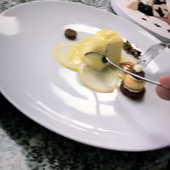 creation thumb for Zitronen panna cotta | caramelcrumbel | zitronencaramel | zitronenbiskuit 🍋