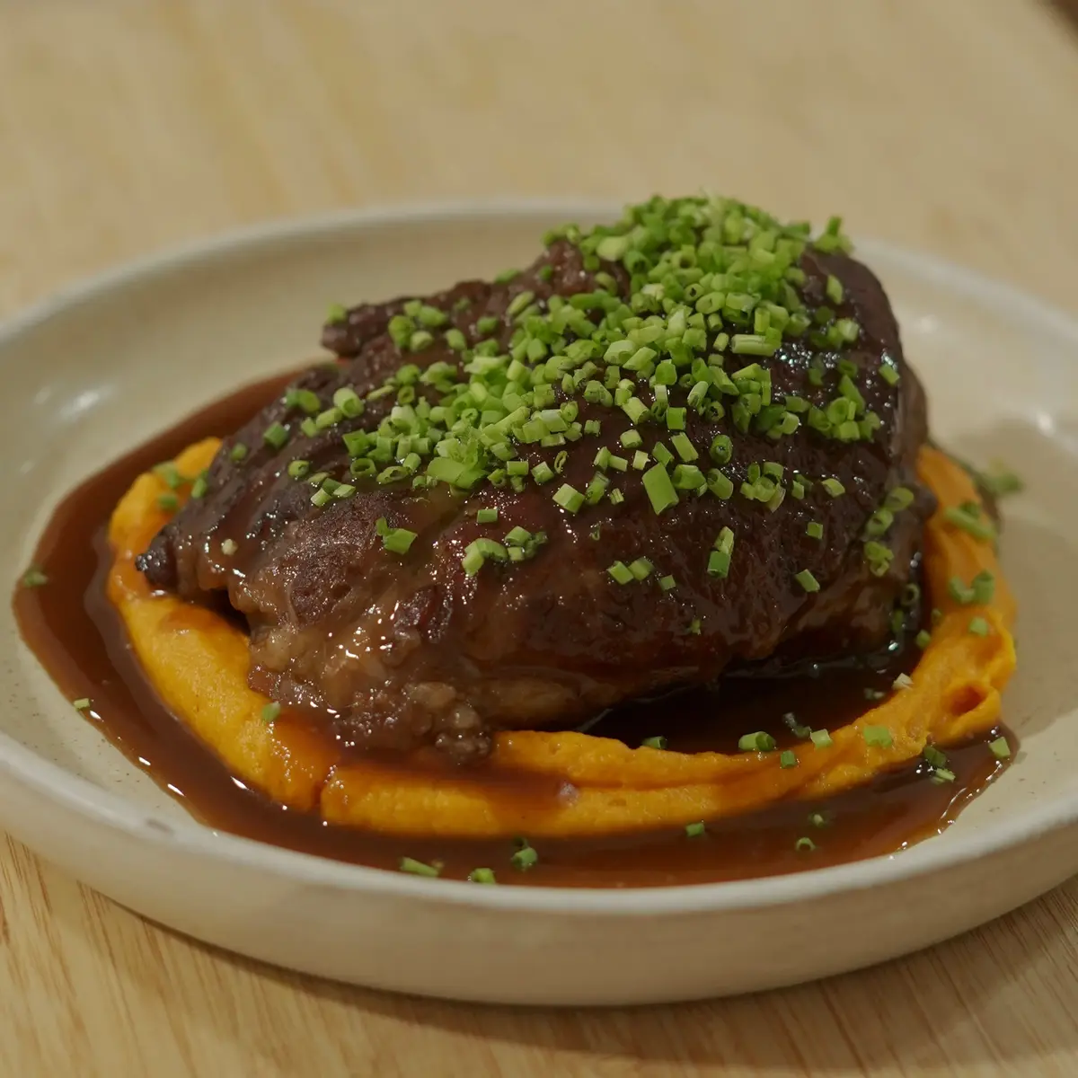 Pork cheeks with vermouth 