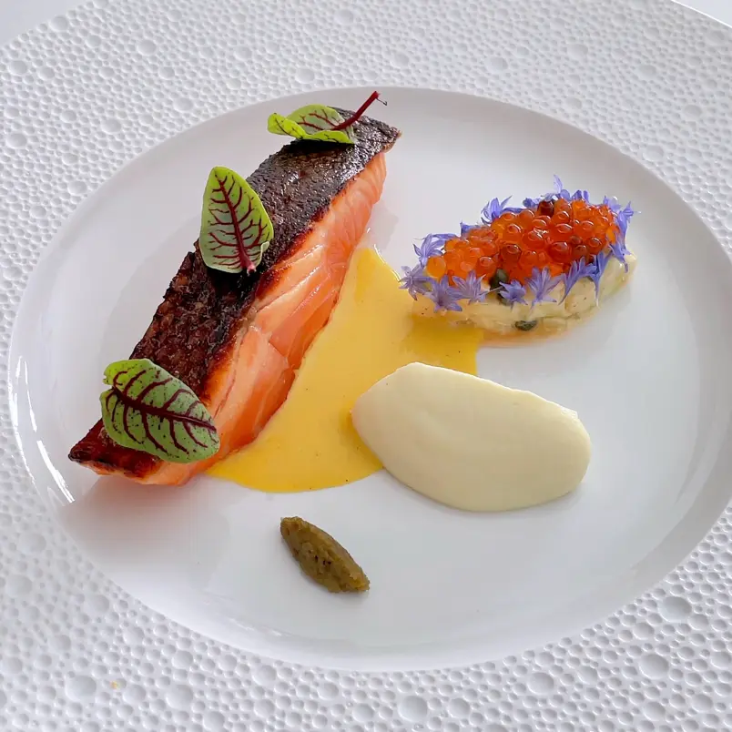 creation thumb for Salmon con Pelle Croccante, Finocchio, Mela, Cavolfiore & Curry