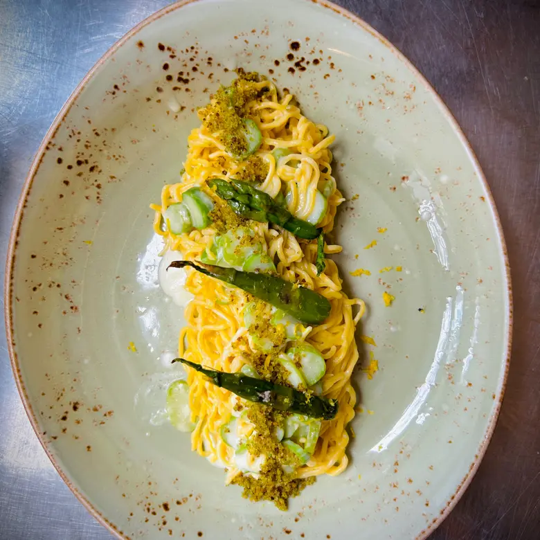 creation thumb for Tagliolini mit grünem Spargel, Taleggio-Fondue und Zitrone