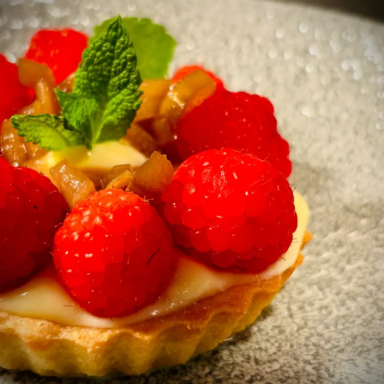 creation thumb for Chantilly-Sahne-Törtchen, marinierter Rhabarber und Himbeeren