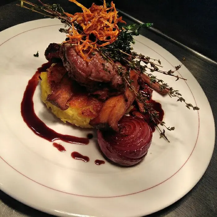creation thumb for Klasika. Steak, karamelisierte zwiebel, Erdäpfelrösti, Pilze und Portdemi 🍴
