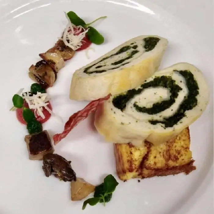 creation thumb for Puten roulade mit Spinat, marinierte Pilze, Spinat gel und Rüben espuma.